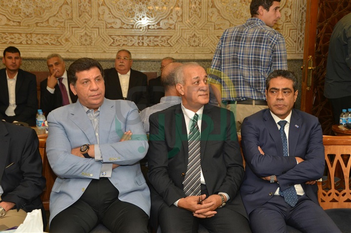 بالصور.. المشير طنطاوي وعلاء مبارك وأبوهشيمة يشاركون بعزاء زوجة مصطفى عبده