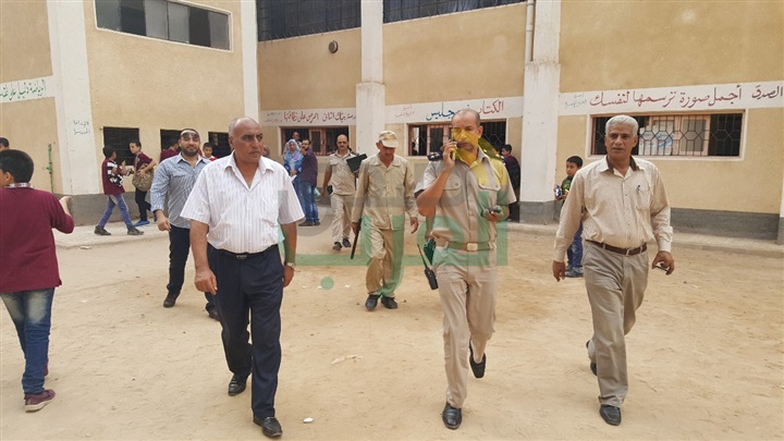 بالصور.. كلب يثير الذعر بين التلاميذ داخل مدرسة بكفر الشيخ