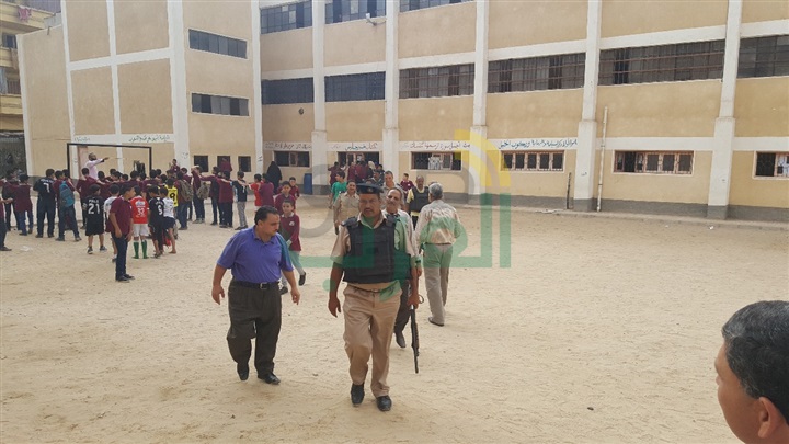 بالصور.. كلب يثير الذعر بين التلاميذ داخل مدرسة بكفر الشيخ