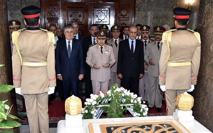 وزير الدفاع يضع إكليل من الزهور على ضريح "عبد الناصر"