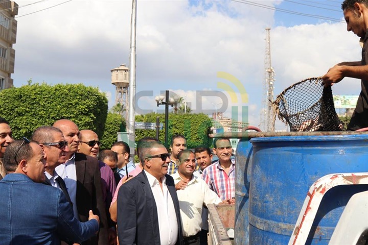 بالصور.. محافظ كفر الشيخ يشهد انطلاق قافلة "الشعب يأمر" لمكافحة الغلاء