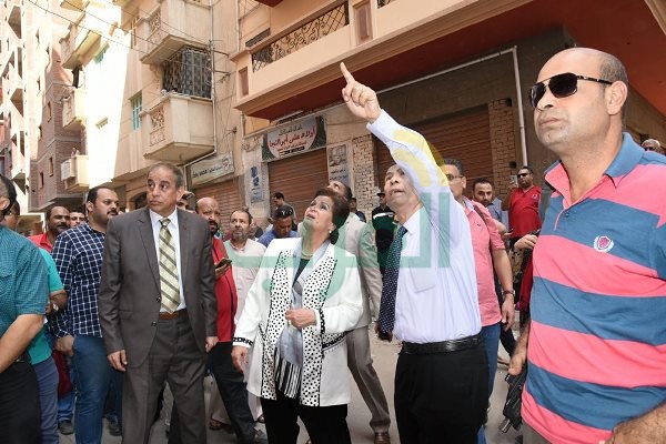 بالصور..محافظ  البحيره تتفقد موقع العقار الذى حدث له هبوط ارضى بدمنهور