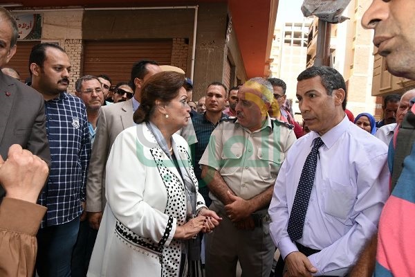بالصور..محافظ  البحيره تتفقد موقع العقار الذى حدث له هبوط ارضى بدمنهور