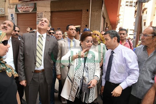 بالصور..محافظ  البحيره تتفقد موقع العقار الذى حدث له هبوط ارضى بدمنهور