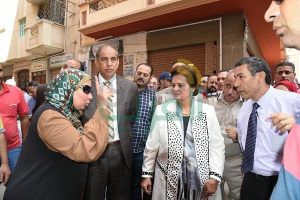 بالصور..محافظ  البحيره تتفقد موقع العقار الذى حدث له هبوط ارضى بدمنهور