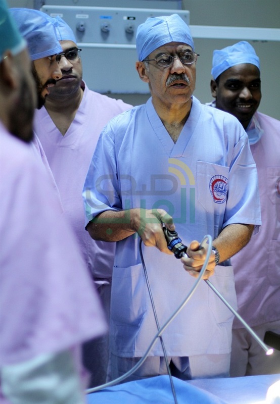 خبير عالمي يجري جراحات أورام للكلى بالمجان بمستشفى جامعة قناة السويس
