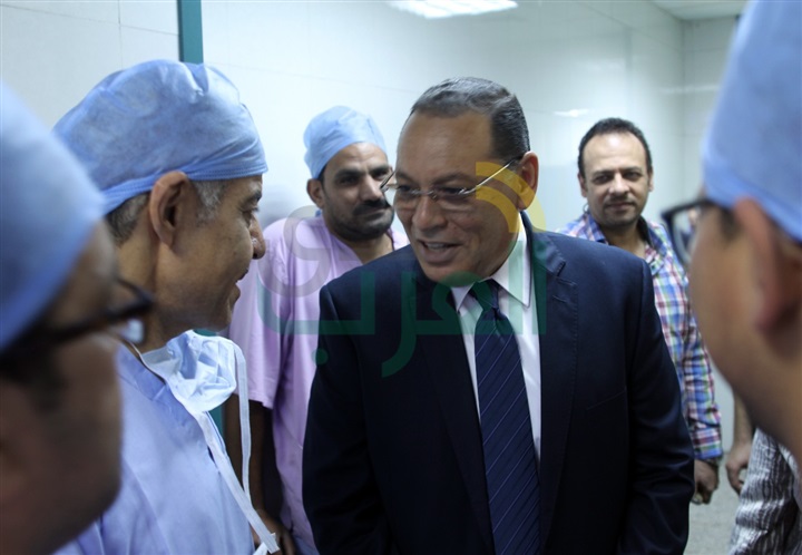 خبير عالمي يجري جراحات أورام للكلى بالمجان بمستشفى جامعة قناة السويس