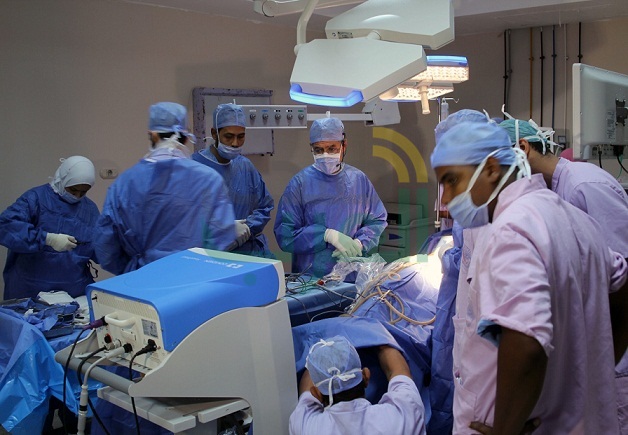 خبير عالمي يجري جراحات أورام للكلى بالمجان بمستشفى جامعة قناة السويس