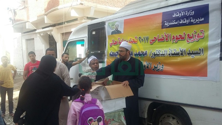قافلة الخير لتوزيع لحوم الأضاحى تدخل الفرحة على أهالى شارع صفر بنجع العرب 