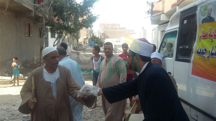 قافلة الخير لتوزيع لحوم الأضاحى تدخل الفرحة على أهالى شارع صفر بنجع العرب 