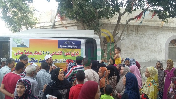 قافلة الخير لتوزيع لحوم الأضاحى تدخل الفرحة على أهالى شارع صفر بنجع العرب 