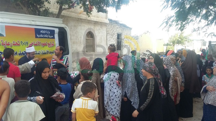 قافلة الخير لتوزيع لحوم الأضاحى تدخل الفرحة على أهالى شارع صفر بنجع العرب 