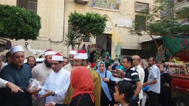 قافلة الخير لتوزيع لحوم الأضاحى تدخل الفرحة على أهالى شارع صفر بنجع العرب 