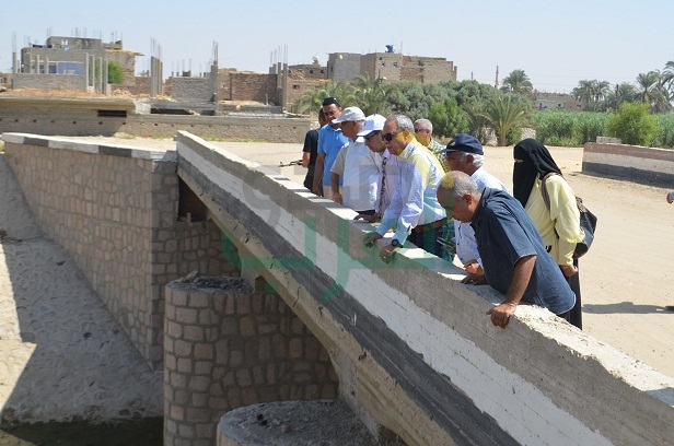 بالصور..محافظ قنا يتفقد مخرات السيول