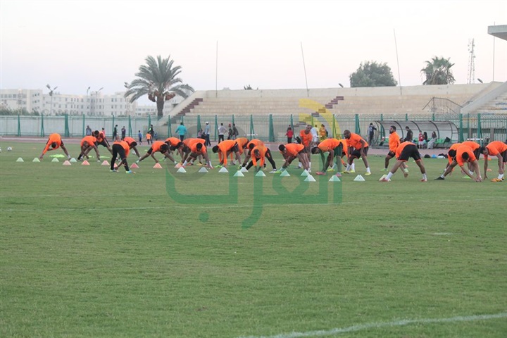 بالصور.. محافظ كفر الشيخ يحفز لاعبي الفريق الكروي قبل مواجهة حرس الحدود