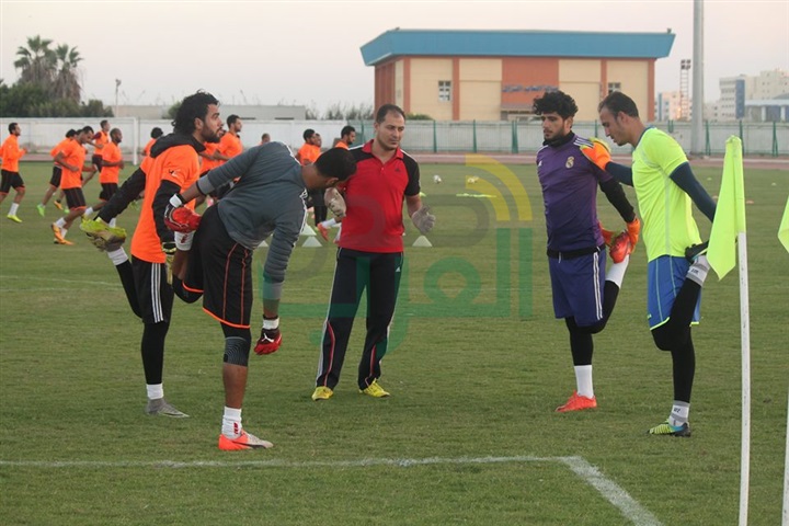 بالصور.. محافظ كفر الشيخ يحفز لاعبي الفريق الكروي قبل مواجهة حرس الحدود