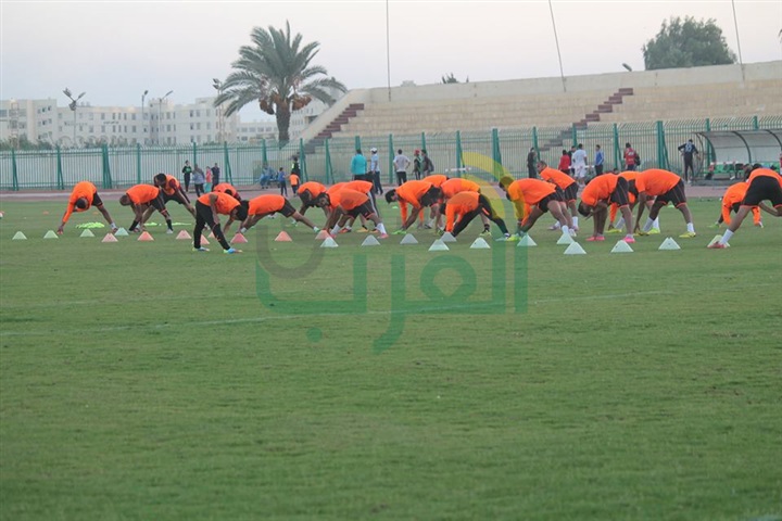بالصور.. محافظ كفر الشيخ يحفز لاعبي الفريق الكروي قبل مواجهة حرس الحدود