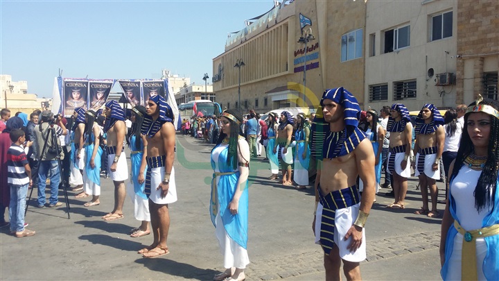 بالصور.. انطلاق موكب الملكة كليوباترا من القلعة وسط أهالى الإسكندرية