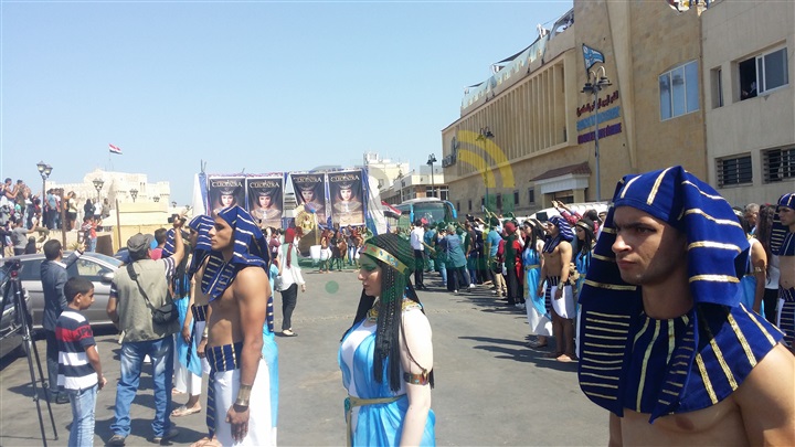 بالصور.. انطلاق موكب الملكة كليوباترا من القلعة وسط أهالى الإسكندرية