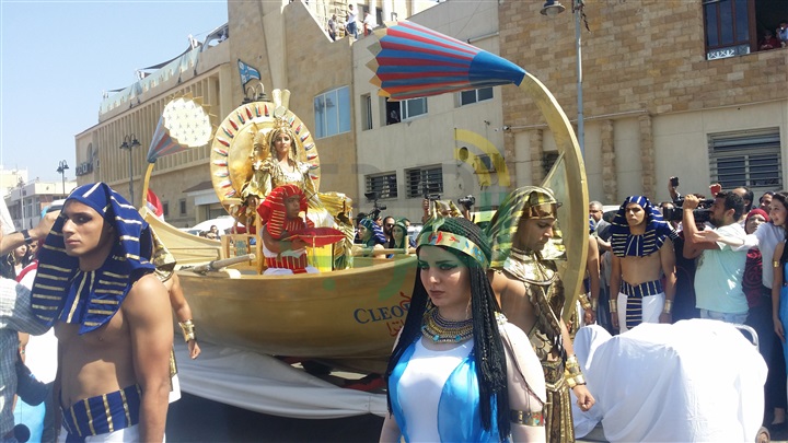 بالصور.. انطلاق موكب الملكة كليوباترا من القلعة وسط أهالى الإسكندرية