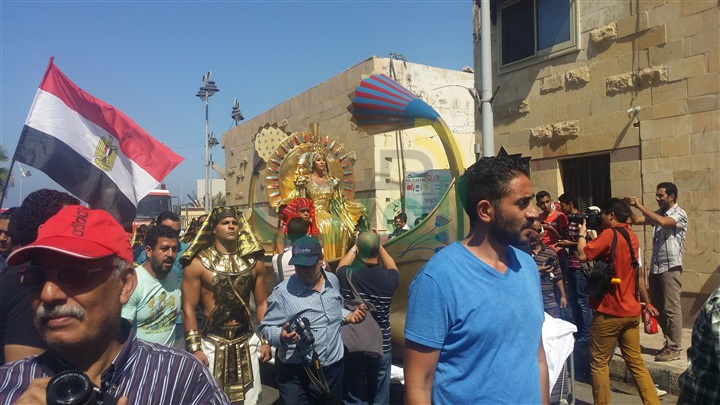بالصور.. انطلاق موكب الملكة كليوباترا من القلعة وسط أهالى الإسكندرية
