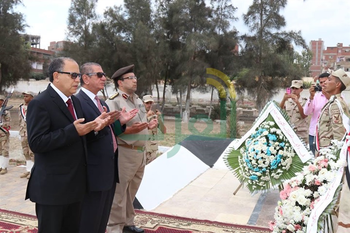 بالفيديو والصور.. محافظ كفر الشيخ يضع إكليل الزهور على قبر الجندى المجهول