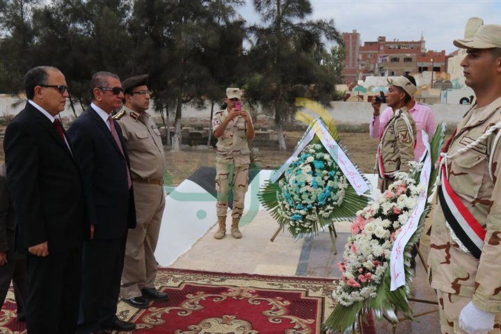 بالفيديو والصور.. محافظ كفر الشيخ يضع إكليل الزهور على قبر الجندى المجهول
