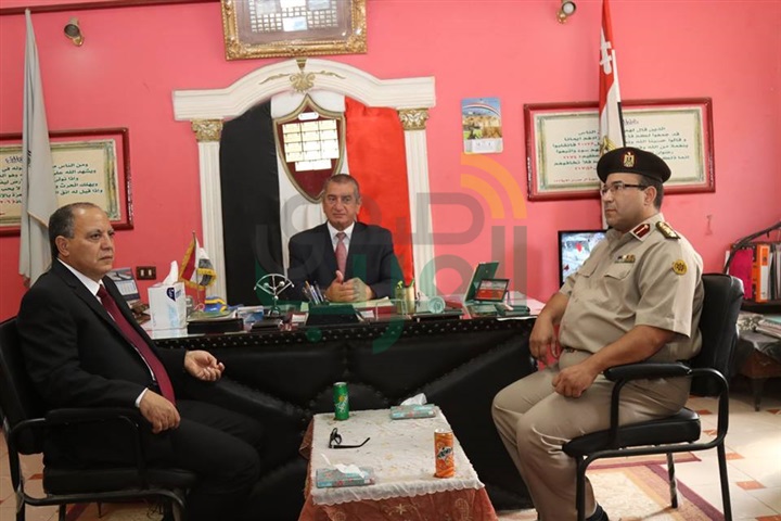 بالفيديو والصور.. محافظ كفر الشيخ يضع إكليل الزهور على قبر الجندى المجهول