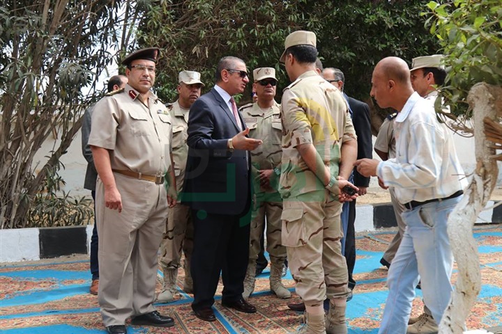 بالفيديو والصور.. محافظ كفر الشيخ يضع إكليل الزهور على قبر الجندى المجهول