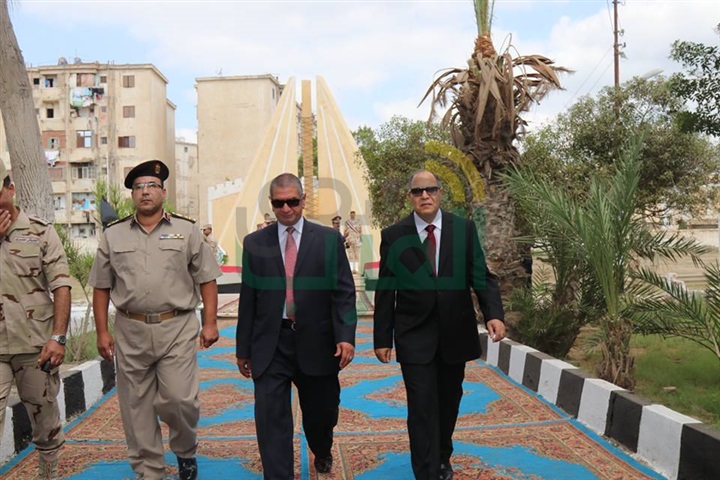 بالفيديو والصور.. محافظ كفر الشيخ يضع إكليل الزهور على قبر الجندى المجهول