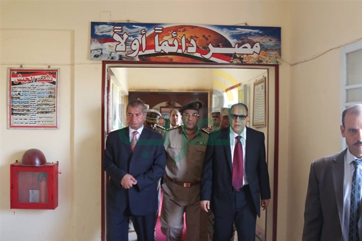 بالفيديو والصور.. محافظ كفر الشيخ يضع إكليل الزهور على قبر الجندى المجهول