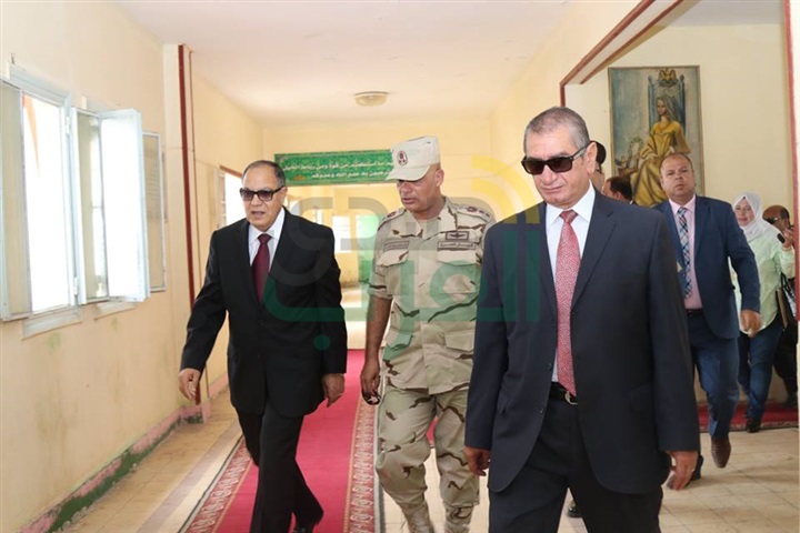 بالفيديو والصور.. محافظ كفر الشيخ يضع إكليل الزهور على قبر الجندى المجهول