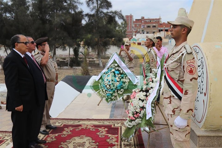 بالفيديو والصور.. محافظ كفر الشيخ يضع إكليل الزهور على قبر الجندى المجهول