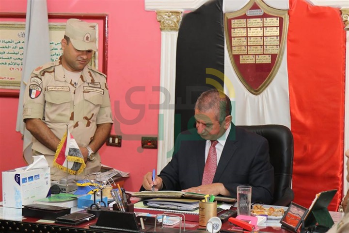 بالفيديو والصور.. محافظ كفر الشيخ يضع إكليل الزهور على قبر الجندى المجهول
