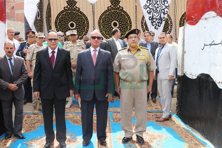 بالفيديو والصور.. محافظ كفر الشيخ يضع إكليل الزهور على قبر الجندى المجهول