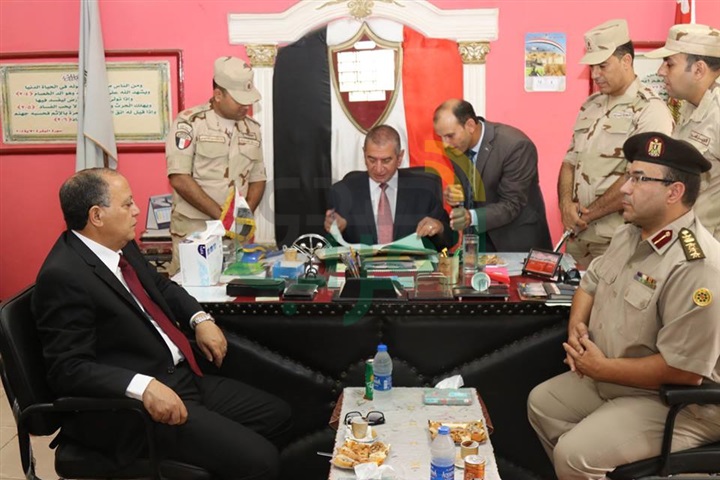 بالفيديو والصور.. محافظ كفر الشيخ يضع إكليل الزهور على قبر الجندى المجهول