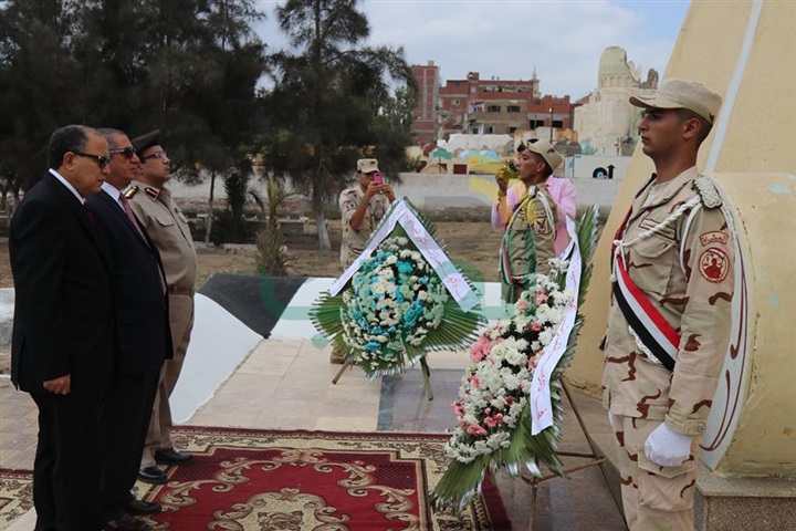 بالفيديو والصور.. محافظ كفر الشيخ يضع إكليل الزهور على قبر الجندى المجهول