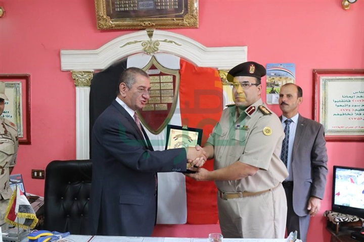 بالفيديو والصور.. محافظ كفر الشيخ يضع إكليل الزهور على قبر الجندى المجهول