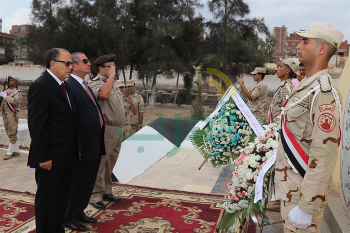 بالفيديو والصور.. محافظ كفر الشيخ يضع إكليل الزهور على قبر الجندى المجهول