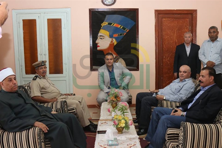 بالفيديو والصور.. محافظ كفر الشيخ يضع إكليل الزهور على قبر الجندى المجهول