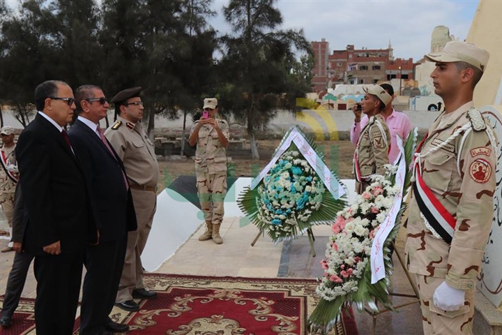 بالفيديو والصور.. محافظ كفر الشيخ يضع إكليل الزهور على قبر الجندى المجهول