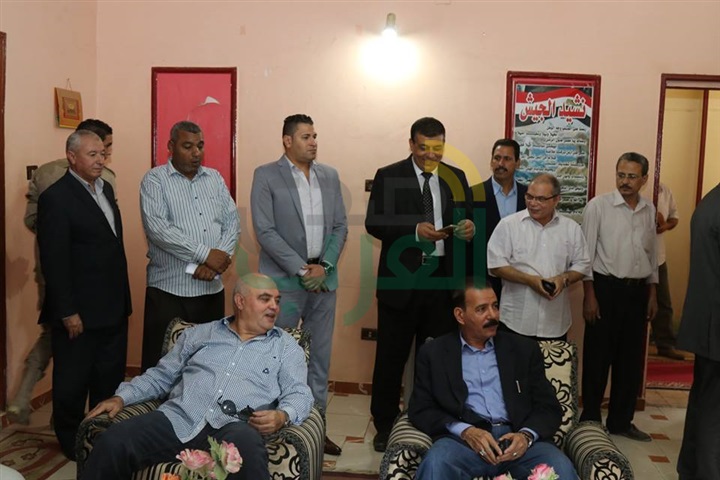 بالفيديو والصور.. محافظ كفر الشيخ يضع إكليل الزهور على قبر الجندى المجهول