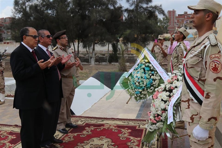 بالفيديو والصور.. محافظ كفر الشيخ يضع إكليل الزهور على قبر الجندى المجهول