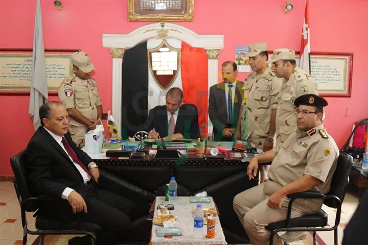 بالفيديو والصور.. محافظ كفر الشيخ يضع إكليل الزهور على قبر الجندى المجهول