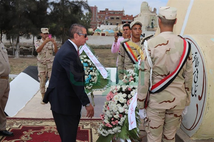 بالفيديو والصور.. محافظ كفر الشيخ يضع إكليل الزهور على قبر الجندى المجهول