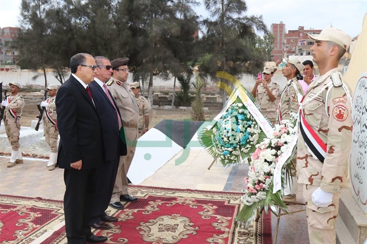 بالفيديو والصور.. محافظ كفر الشيخ يضع إكليل الزهور على قبر الجندى المجهول