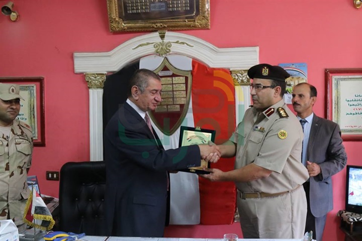 بالفيديو والصور.. محافظ كفر الشيخ يضع إكليل الزهور على قبر الجندى المجهول