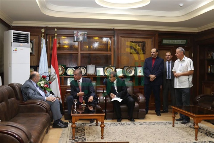 بالصور.. محافظ كفر الشيخ يبحث تنمية الثروة السمكية ببحيرة البرلس