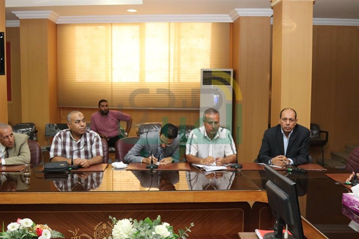 بالصور.. محافظ كفر الشيخ يبحث تنمية الثروة السمكية ببحيرة البرلس