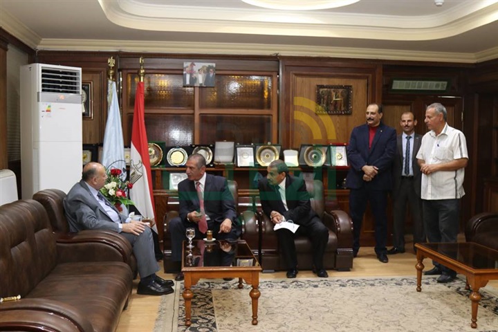 بالصور.. محافظ كفر الشيخ يبحث تنمية الثروة السمكية ببحيرة البرلس